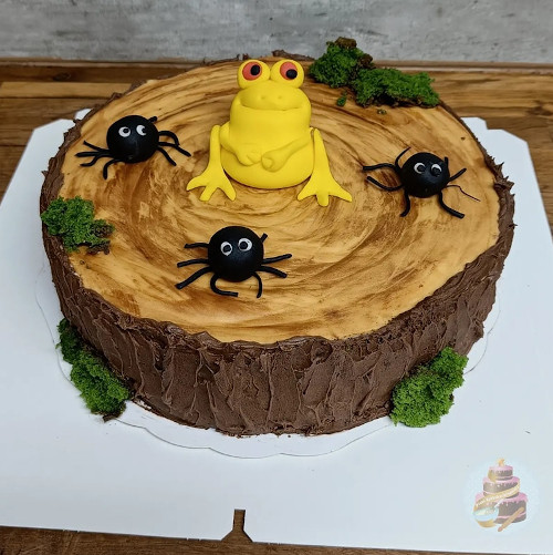 Kakku jossa sammakko istuu kannon päällä valmistaja Pieni Kakkukoristepuoti.