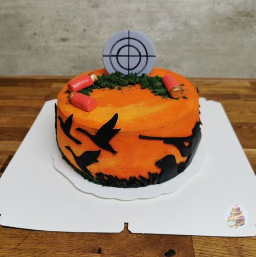 Metsästysaiheinen oranssi kakku valmistaja Pieni Kakkukoristepuoti.