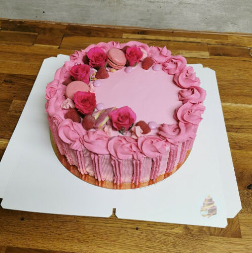 Vaaleanpunainen syntymäpäiväkakku valmistaja Pieni Kakkukoristepuoti.